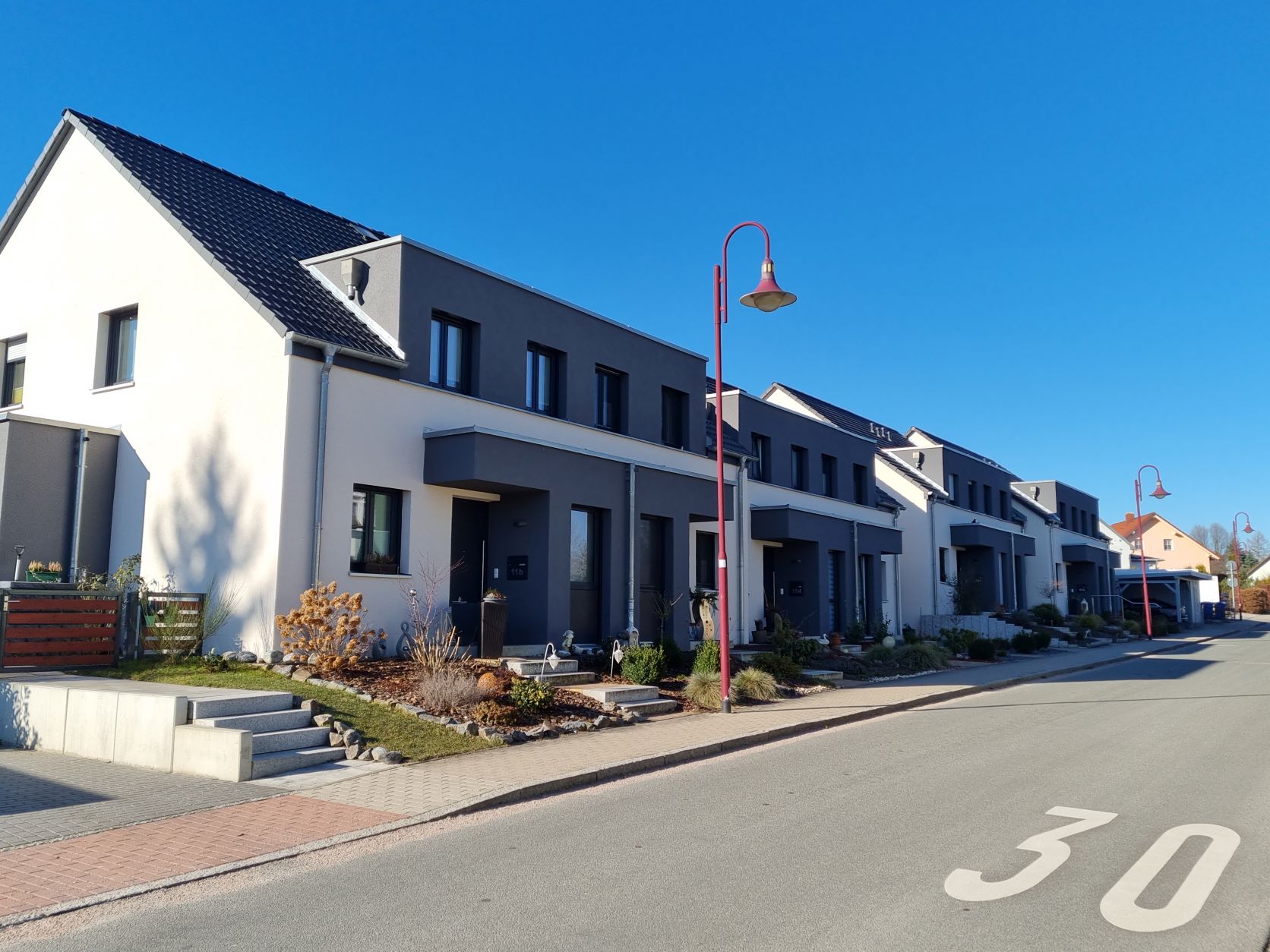 Neubau von 1x8 Reihenhäusern Neubau von 1x4 Reihenhäusern 13 Garagen / 9 Stellplätzen