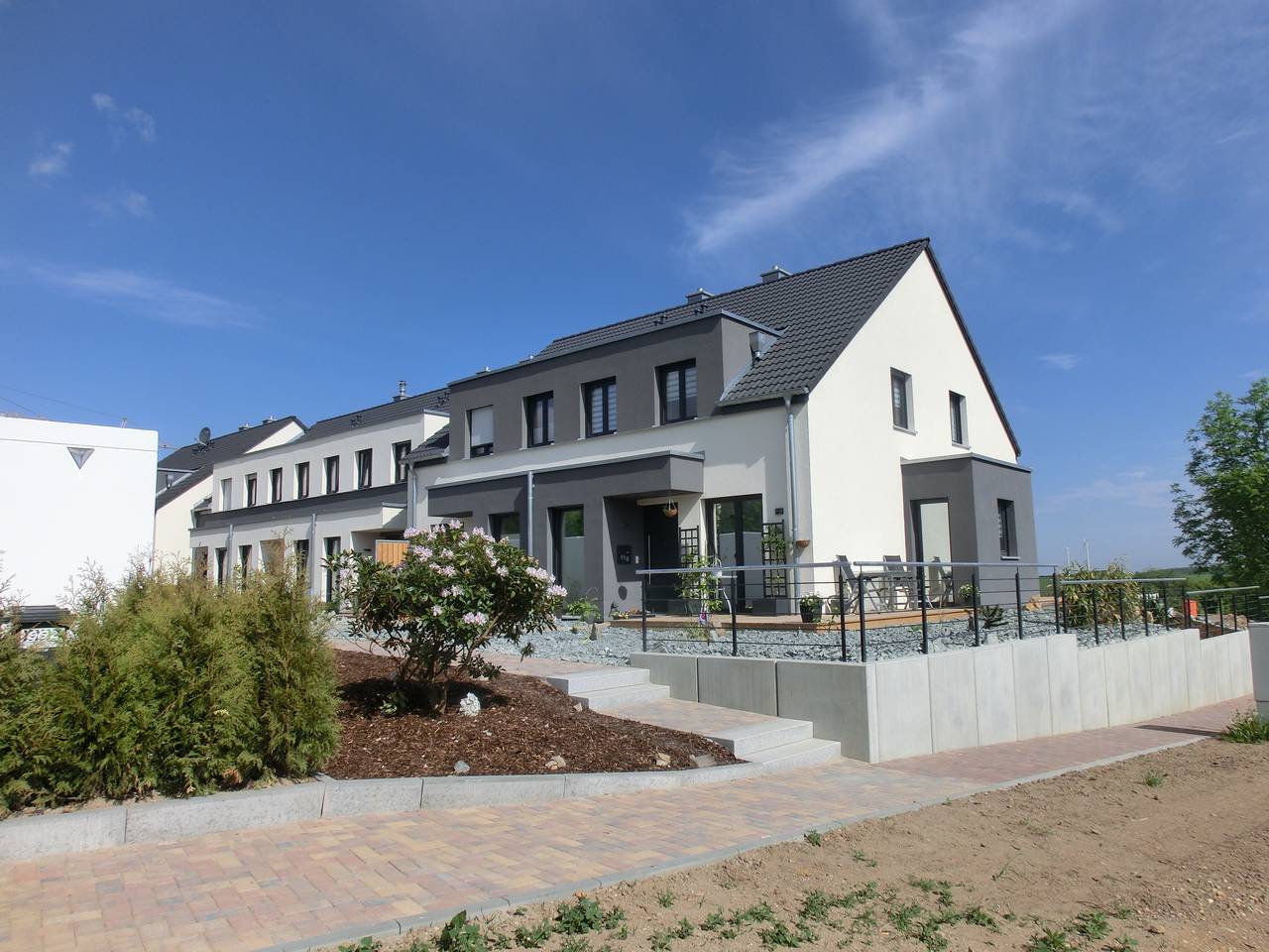 Neubau von 2x7 Reihenhäusern und 22 Garagen 14 Reihenhäuser mit 22 Garagen und Stellplätzen