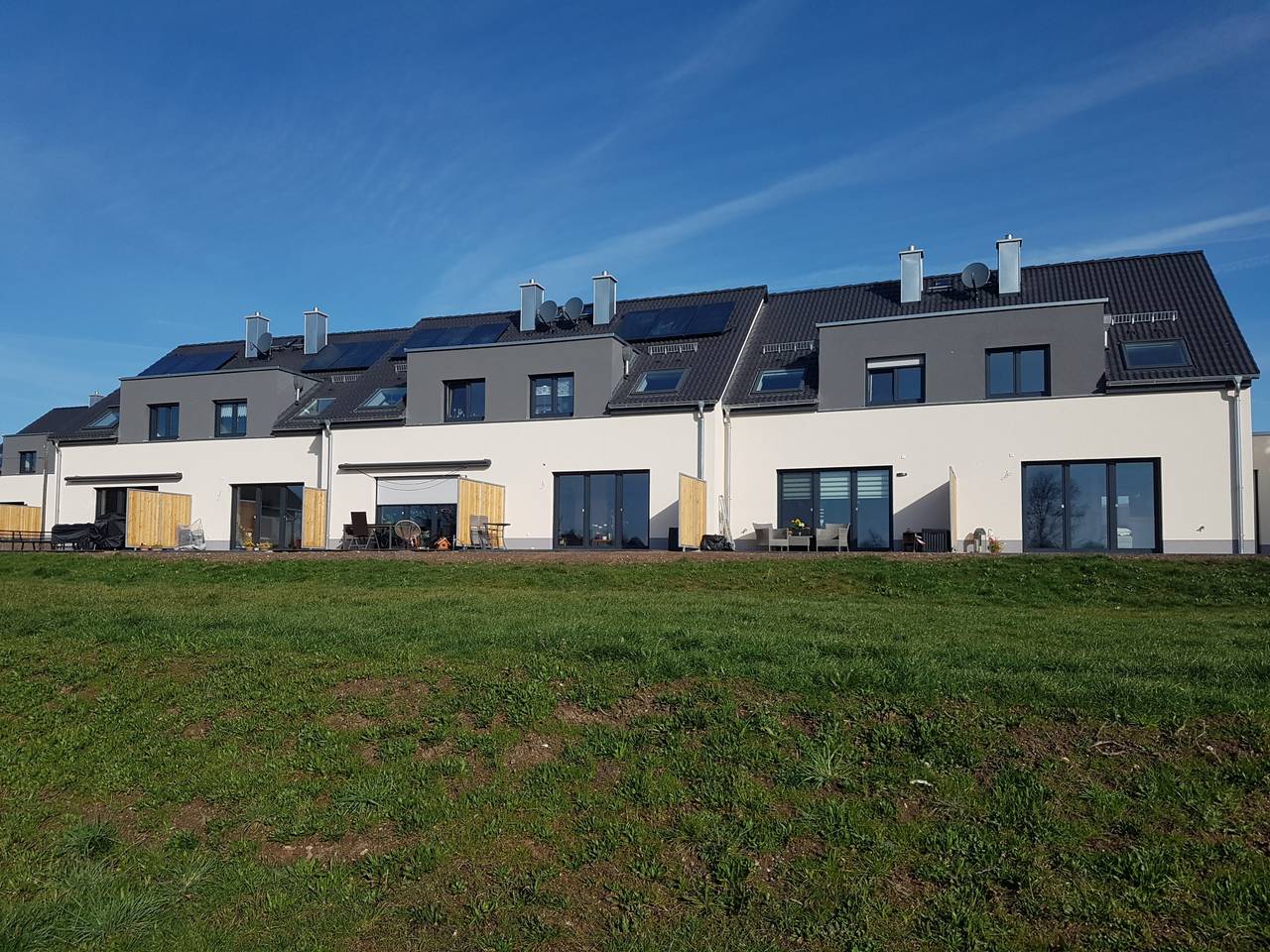 Neubau von 1x2 Reihenhäusern  Neubau von 1x6 Reihenhäusern  10 Garagen / 6 Stellplätzen